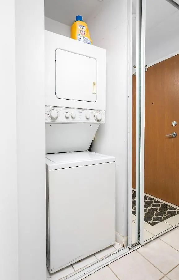 Apartment Modern & Spacious 2 Bed Condo Across From Lakeshore! Toronto