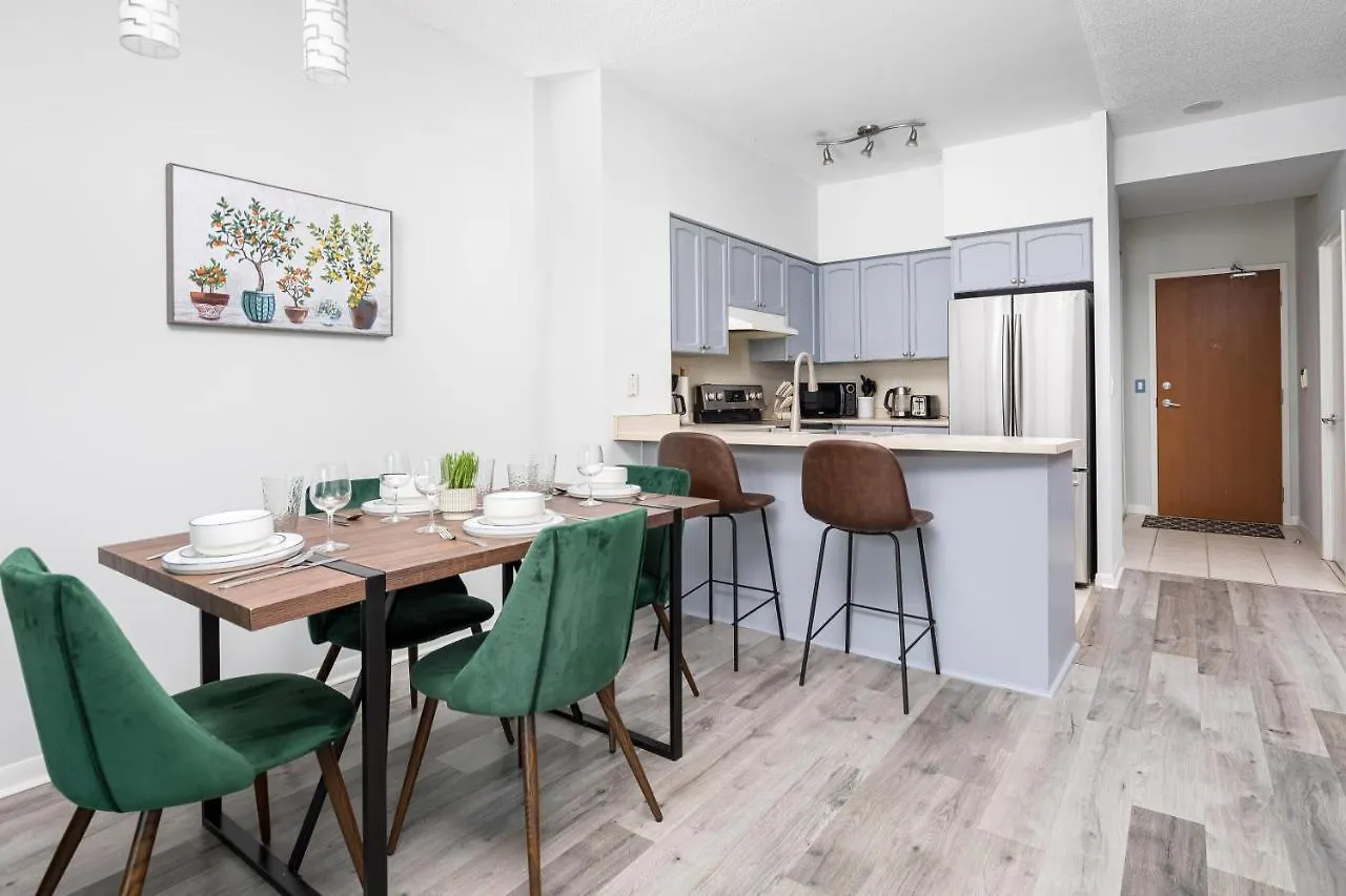 Modern & Spacious 2 Bed Condo Across From Lakeshore! Toronto Apartment