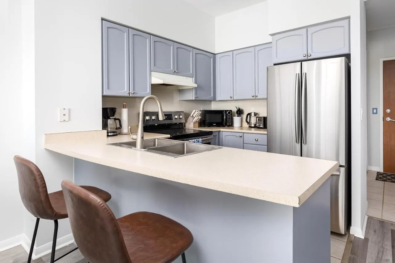 Modern & Spacious 2 Bed Condo Across From Lakeshore! Toronto Canada