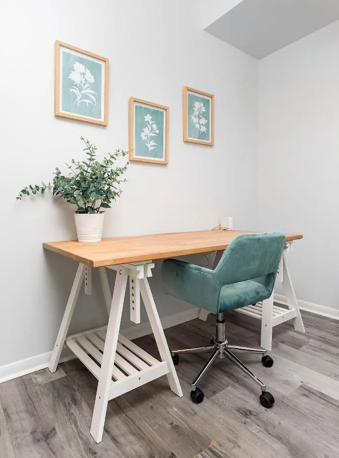Modern & Spacious 2 Bed Condo Across From Lakeshore! Toronto Apartment