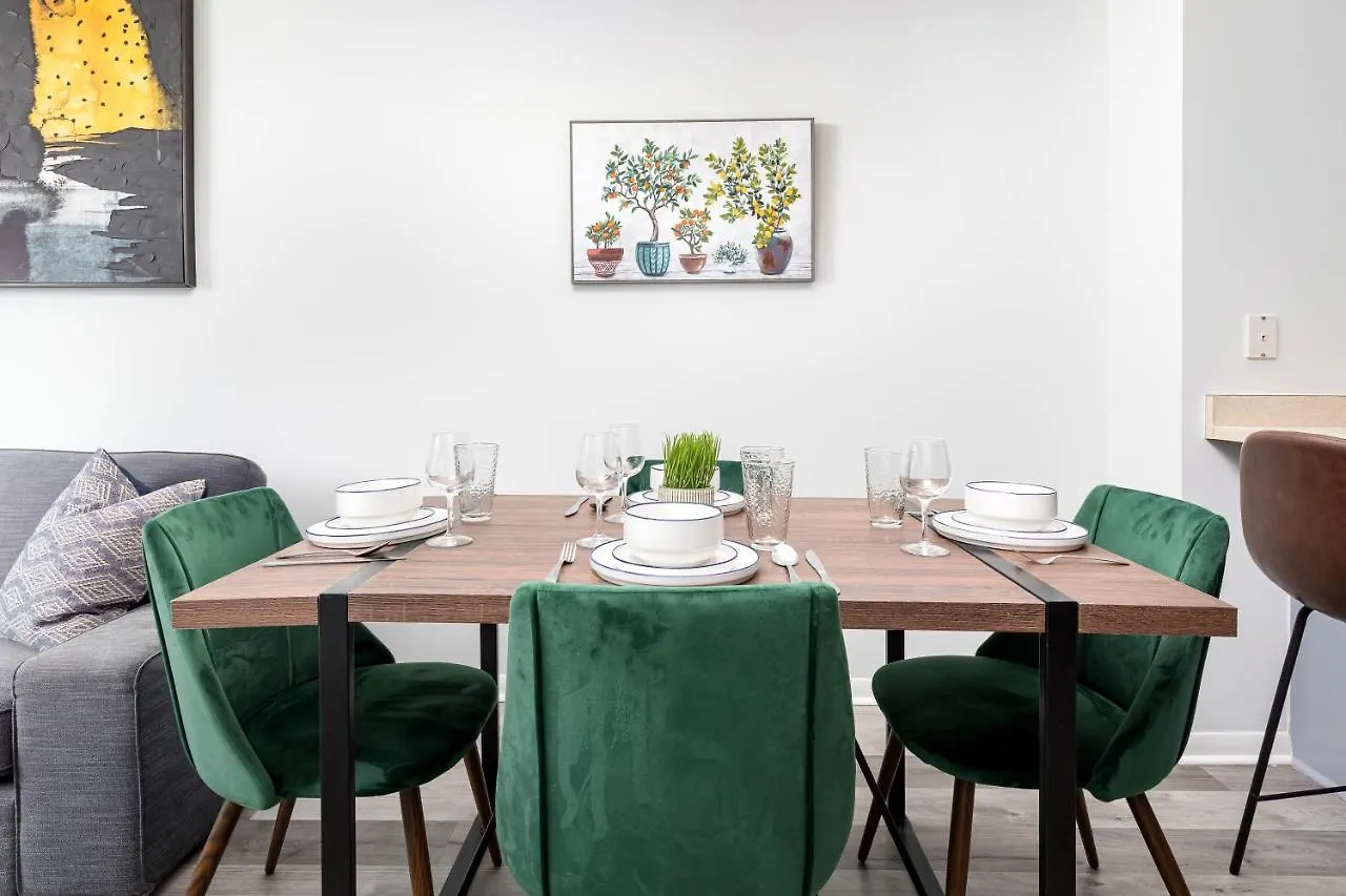 Apartment Modern & Spacious 2 Bed Condo Across From Lakeshore! Toronto