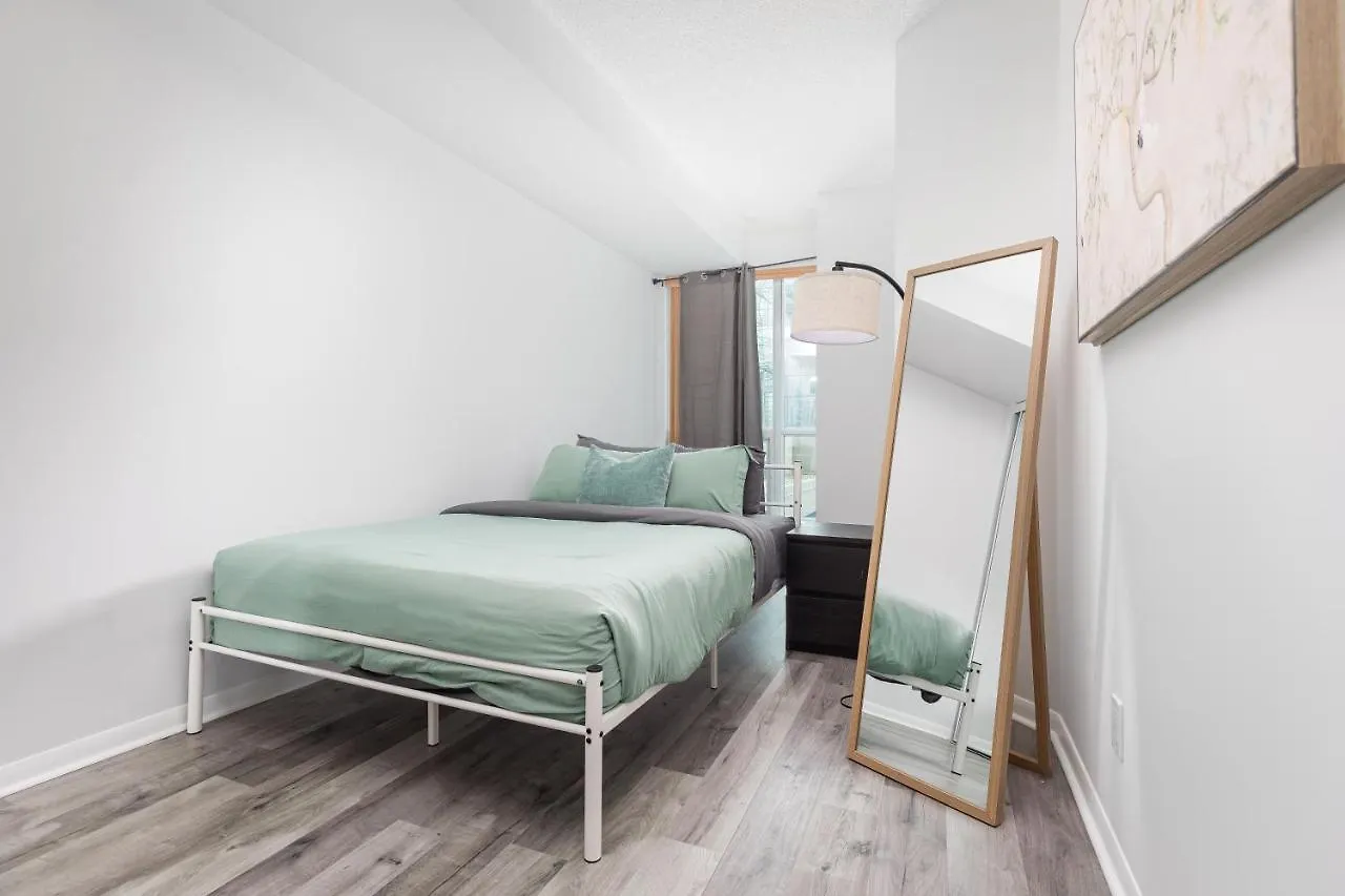 Apartment Modern & Spacious 2 Bed Condo Across From Lakeshore! Toronto