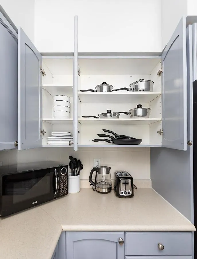 Apartment Modern & Spacious 2 Bed Condo Across From Lakeshore! Toronto Canada