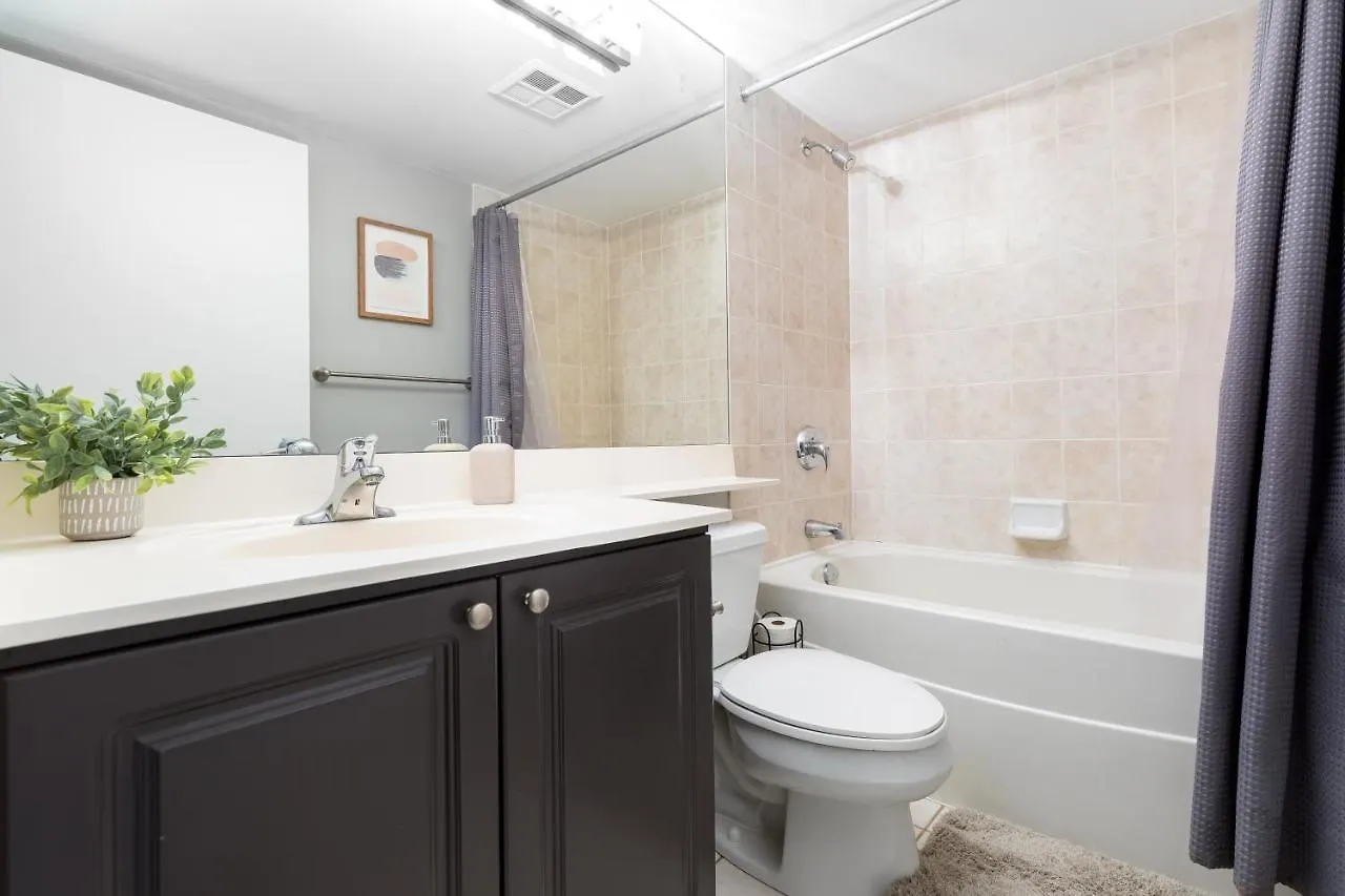 Modern & Spacious 2 Bed Condo Across From Lakeshore! Toronto 0*,